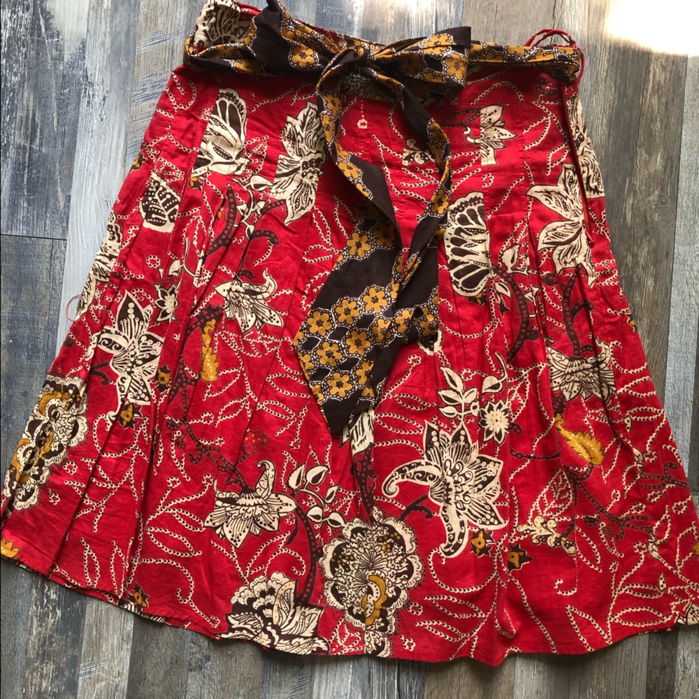 Floral, pleated 100% cotton skirt.